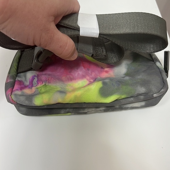 Lululemon everywhere, belt bag, new tie-dye - Picture 5 of 7